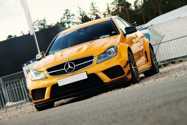 Żółty Mercedes AMG tuningowany
