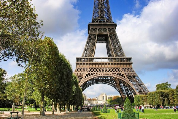 El campo de Marte en el fondo de la torre Eiffel