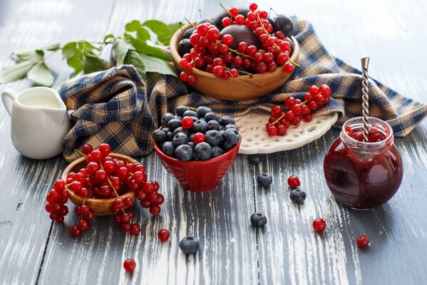 Beeren und Früchte auf dem Tisch