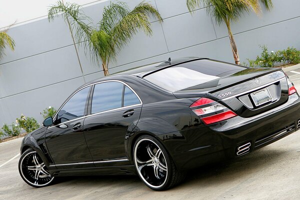 Czarny Mercedes ze srebrnymi felgami