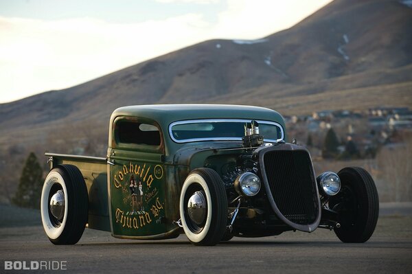 A rare Ford with an 8-cylinder engine