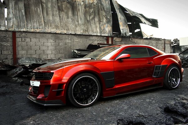 Rojo tuneado Chevrolet camaro