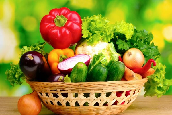 Panier sur la table avec des légumes et des herbes