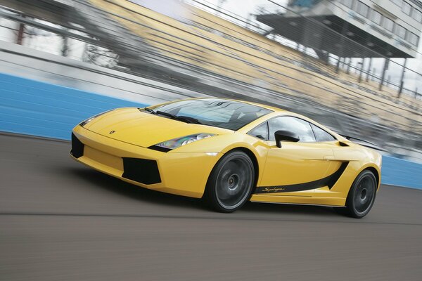 Jaune Lamborghini Gallardo marque italienne de voiture sur la route