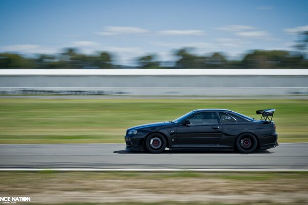 Noir GT-R en mouvement à la vitesse