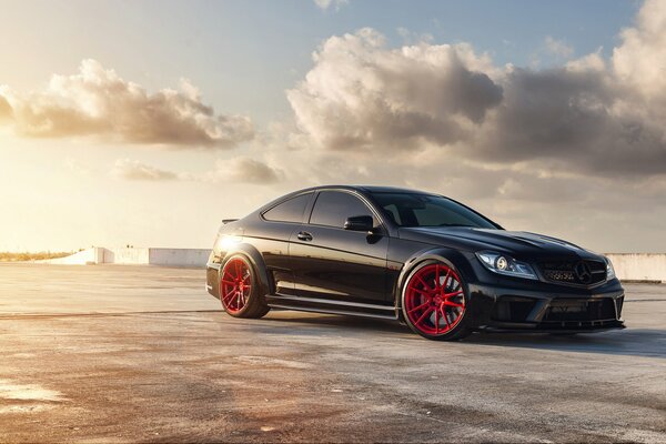 Mercedes c63 Black Series bei Sonnenuntergang abgestürzt