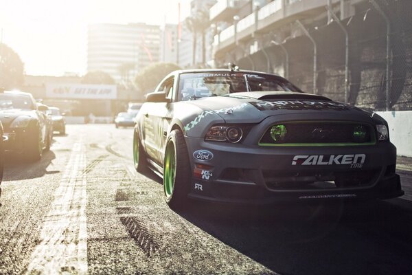 Ford mustang participe à des courses de formule