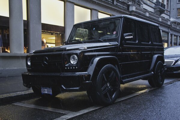 Gelendwagen negro en el estacionamiento de un Restaurante