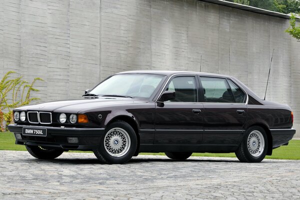 BMW E-32 der siebten Reihe geparkt auf dem Pflasterstein