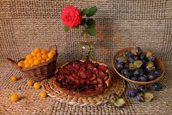 Paesaggio fruttato con rosa rossa per natura morta