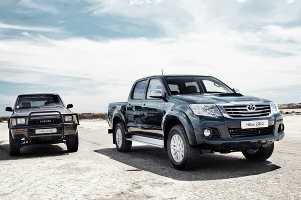 Deux Toyota. Les deux pick-up.. Différentes années de production