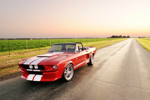 Cabriolet rosso imbavagliato sulla strada