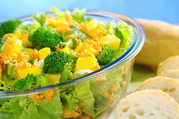 Insalata di broccoli e foglie con pane