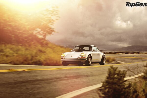 Voiture de sport classique sur la route