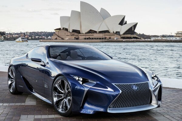 Blauer lexus lf-lc im Hintergrund des Opernhauses von Sydney