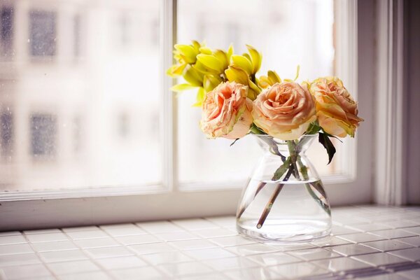 Vase avec de belles fleurs jaunes