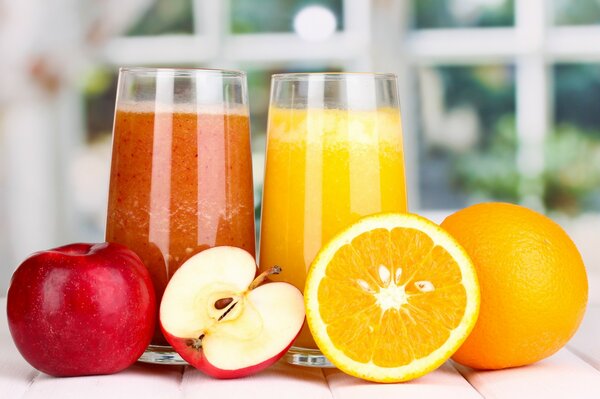 Dans des verres en verre, jus de fruits