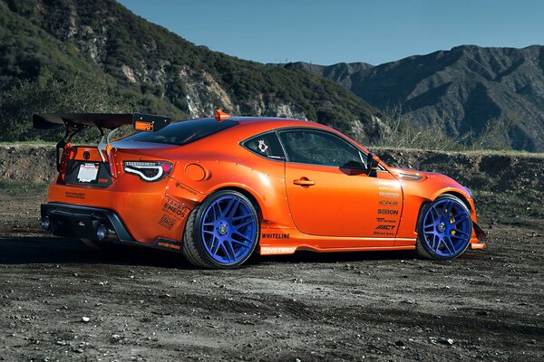 Toyota tuning avec roues bleues