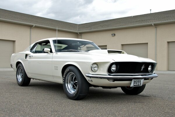 Ford Mustang 1969 en blanco