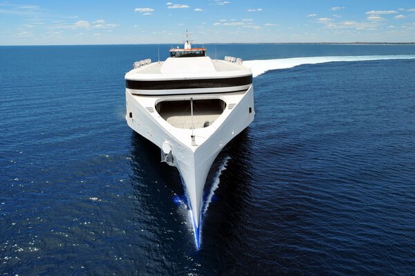 La nave bianca taglia La superficie del mare