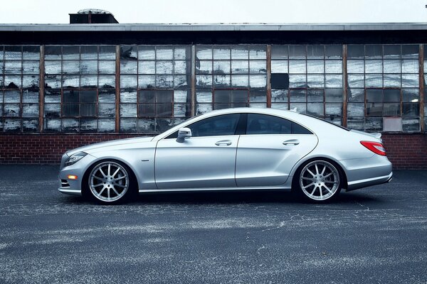 Mercedes Benz argent sur fond d usine abandonnée (style Loft)