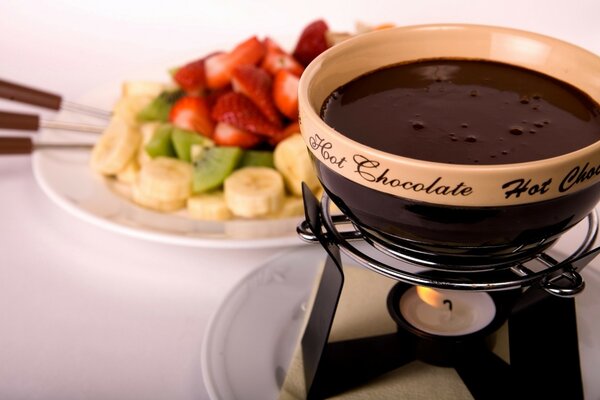 Chocolate caliente para frutas en un plato