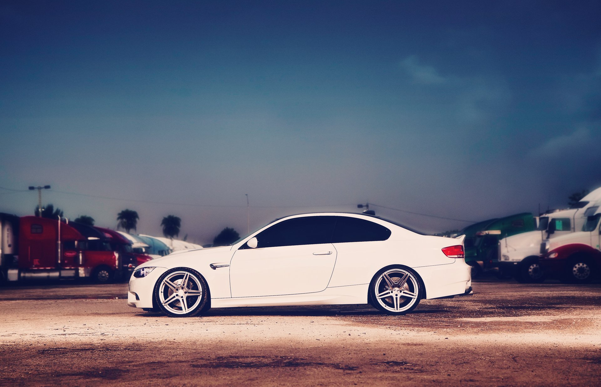 bmw e92 m3 bianco bianco parcheggio camion