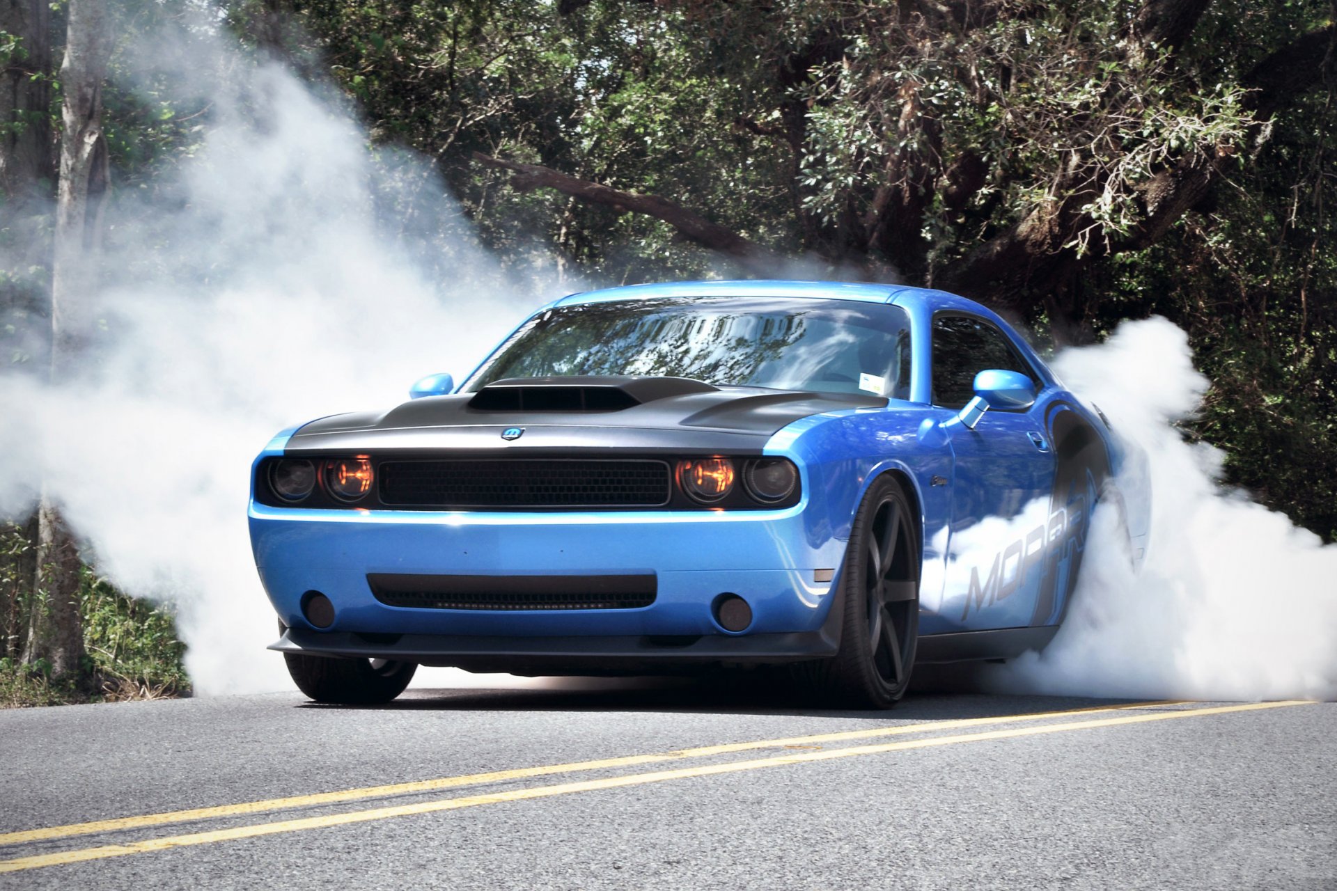 ausweichen challenger auto autos tuning bäume straße rauch