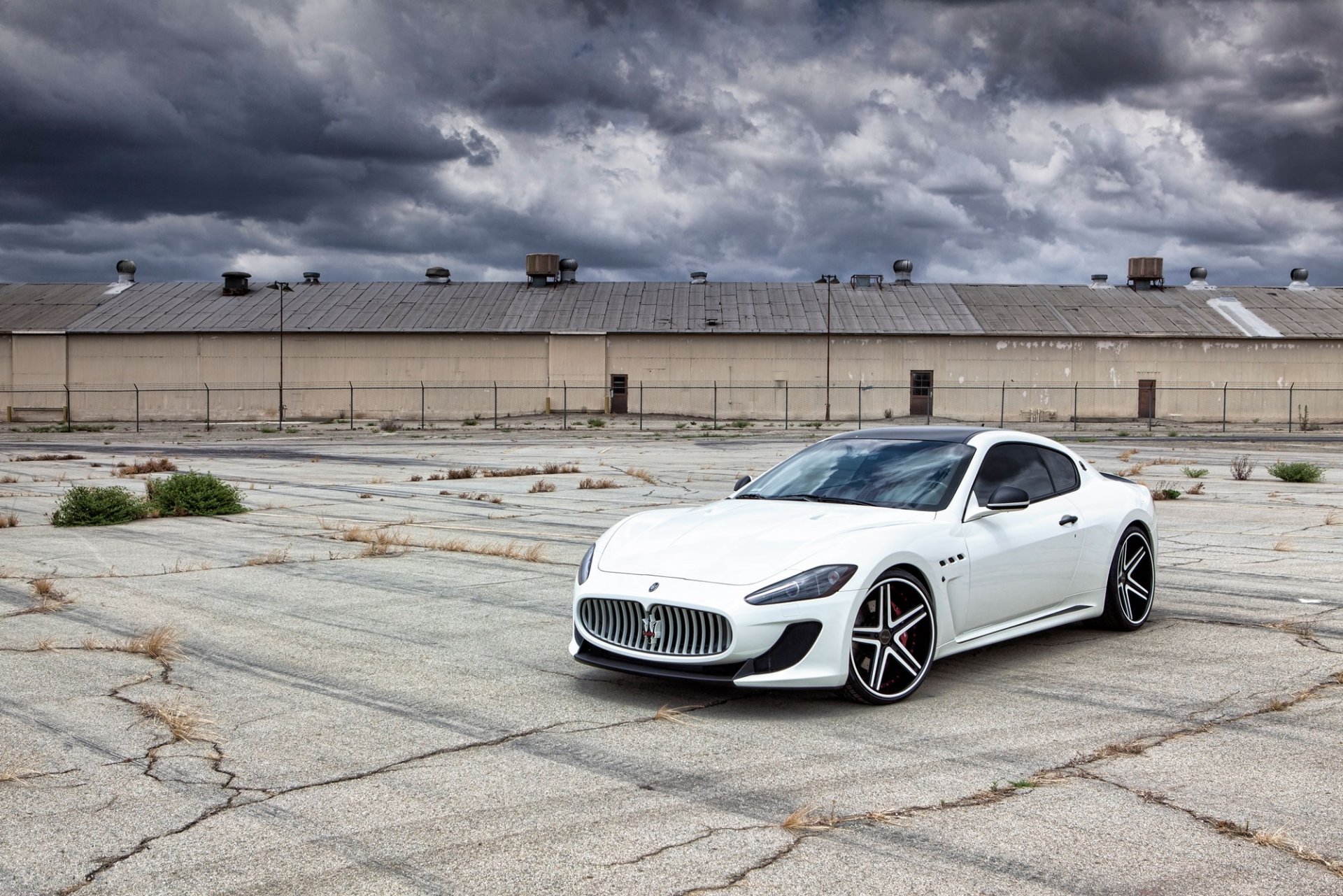 maserati granturismo mc stradale blanco maserati granturismo asfalto grietas