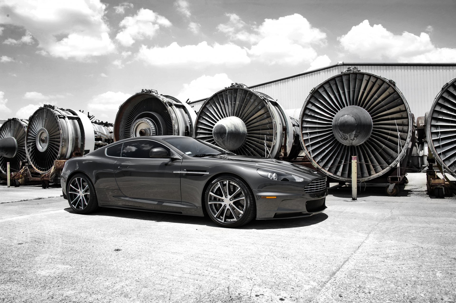 aston martin dbs gris cielo nubes aston martin dbs vista lateral