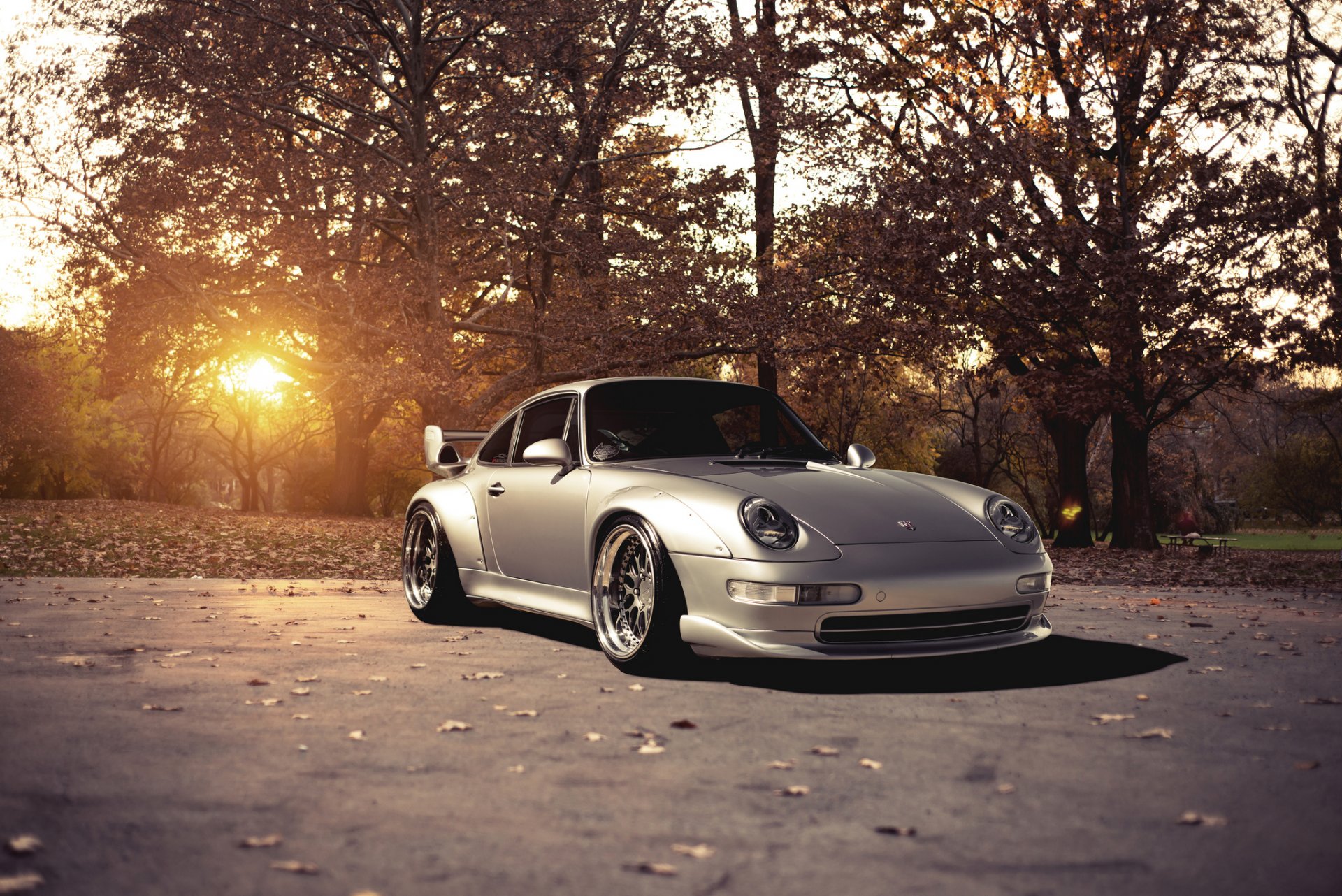 porsche 911 gt2 argent avant porsche argent arbres soleil éblouissement