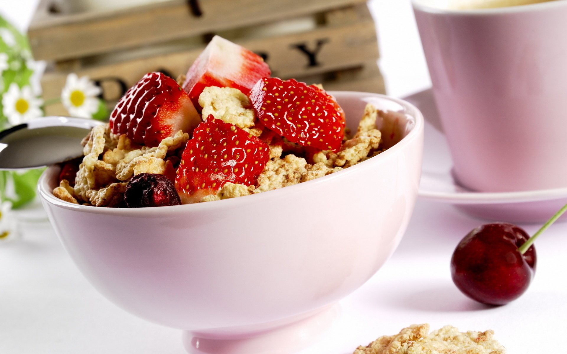 essen kirschen erdbeeren teller dessert süß nüsse