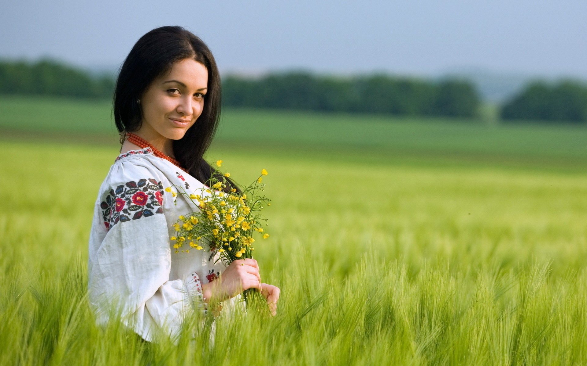 chica flores campo verano