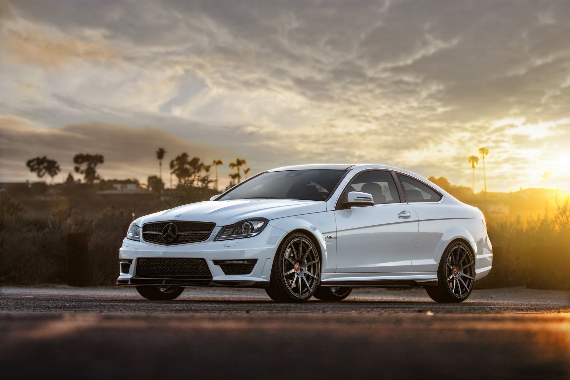 mercedes-benz c-klasse ab 63 amg weiß vorne mercedes benz sonne sonnenuntergang