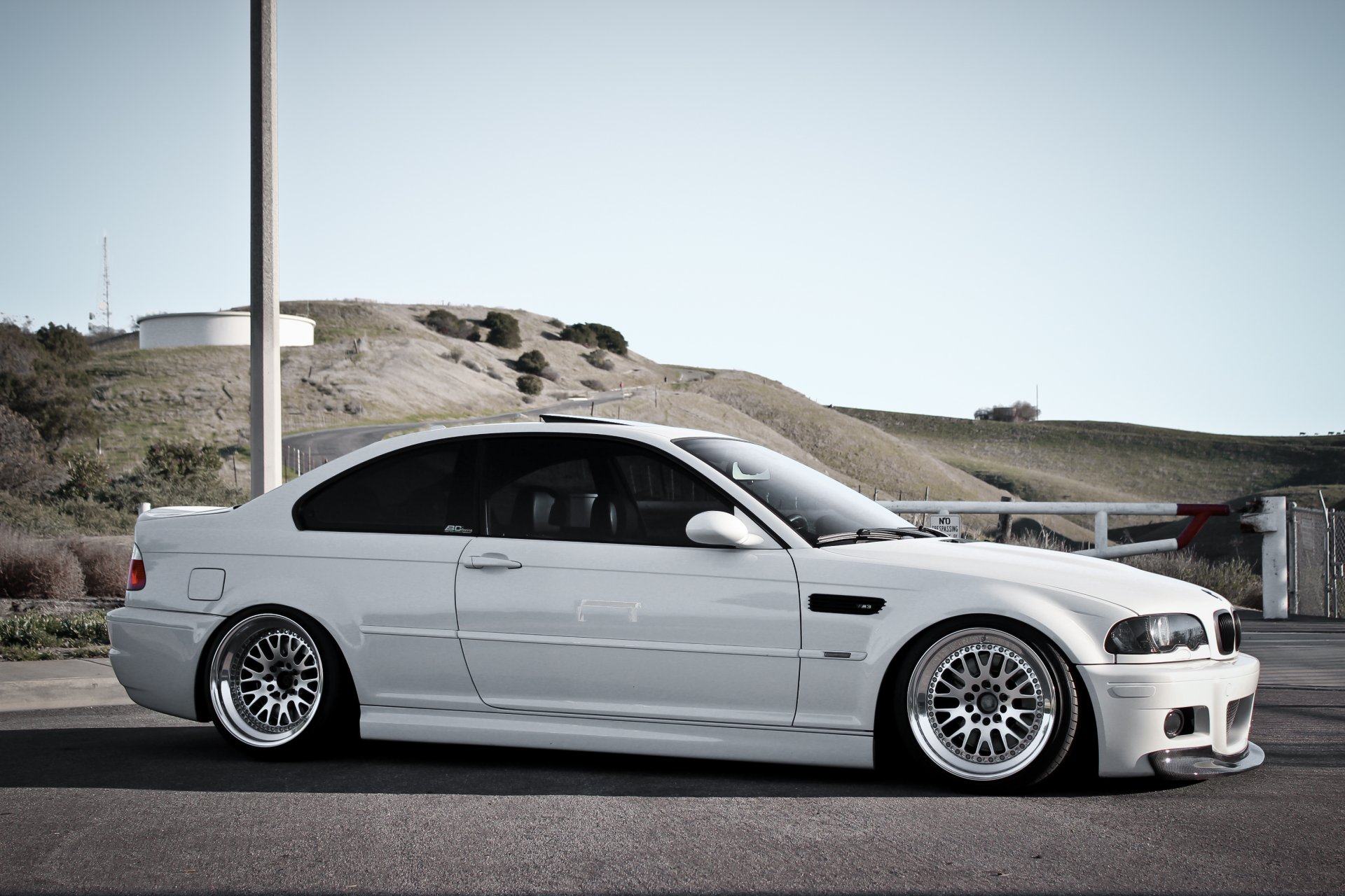 bmw м3 e46 белый бмв холмы столб