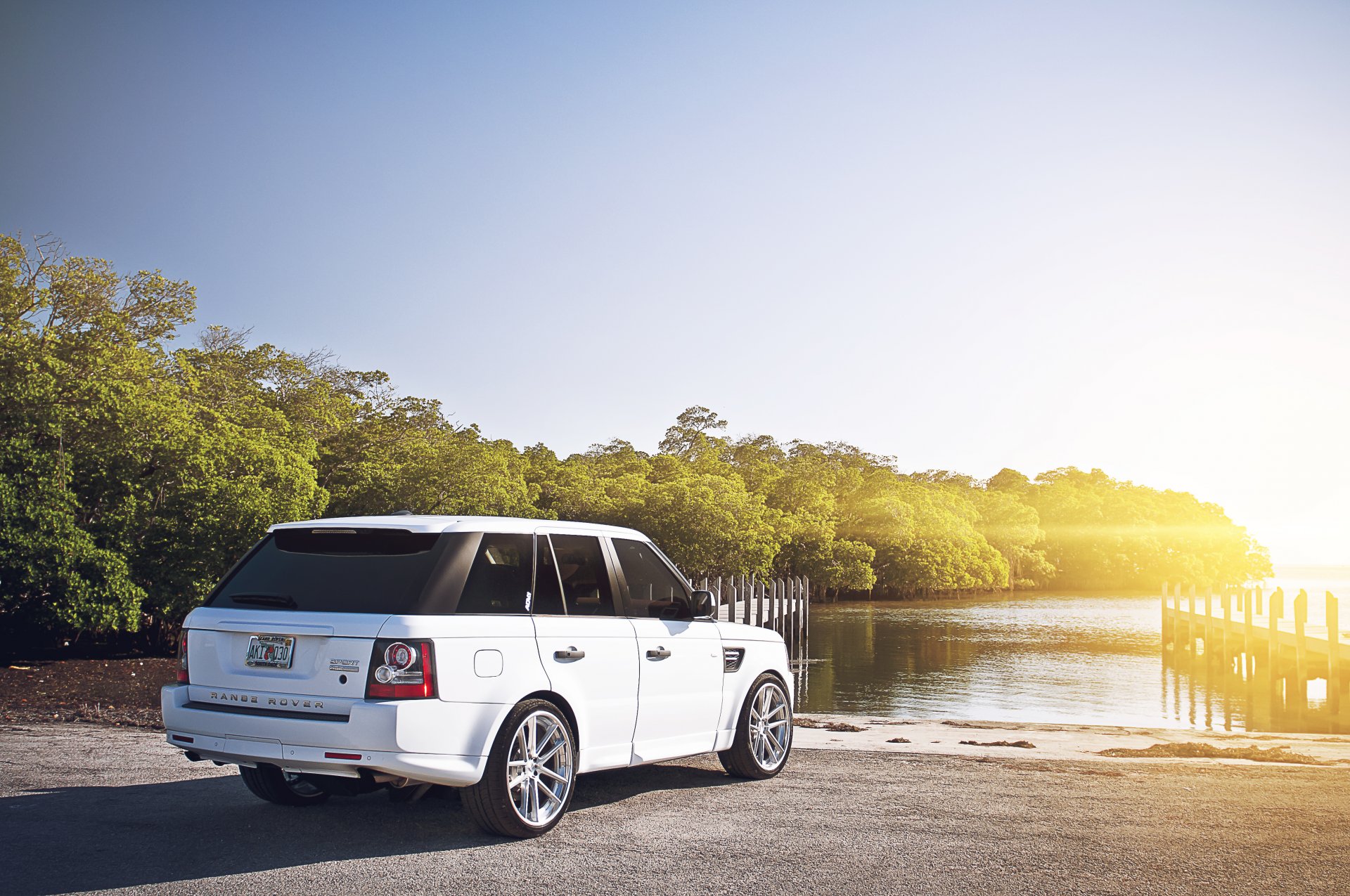 land rover range rover sport blanc land rover range rover quai rivière arbre soleil éblouissement