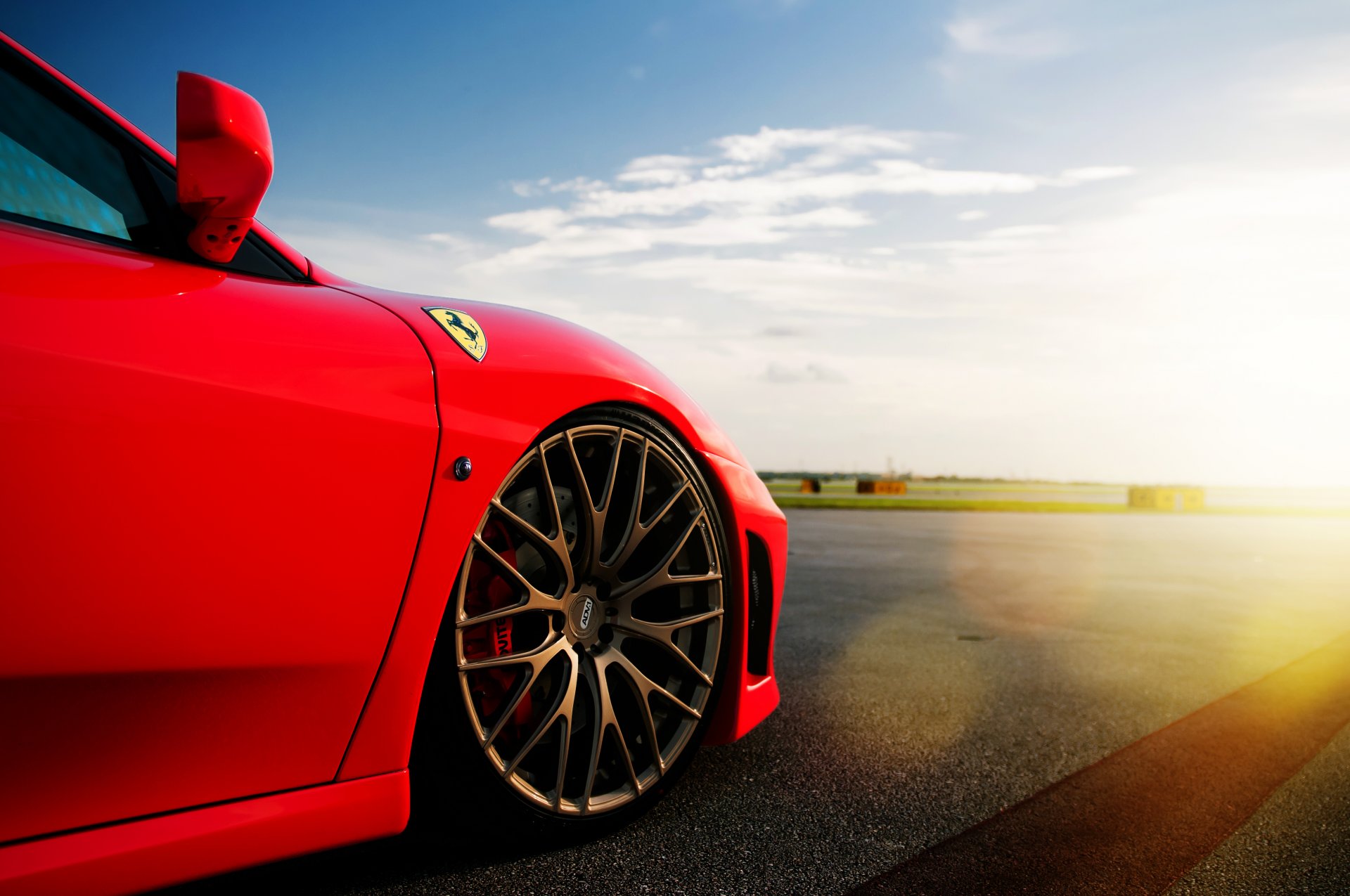 ferrari f-430 rojo ferrari rojo neumático unidad cielo nubes sol resplandor