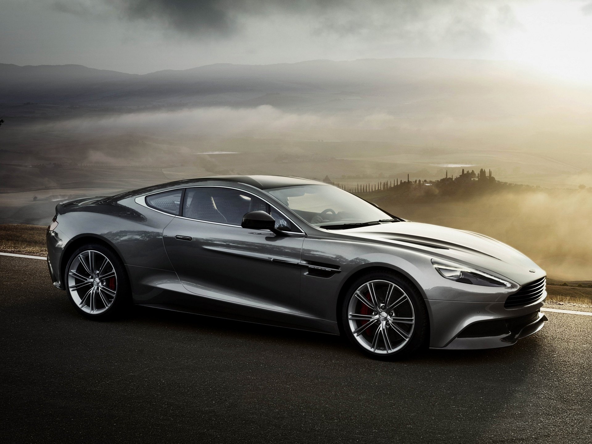 coche papel pintado aston martin vanquish 2012 escritorio automotriz papel pintado aston vanquish nuevo coche stands montañas niebla hermoso