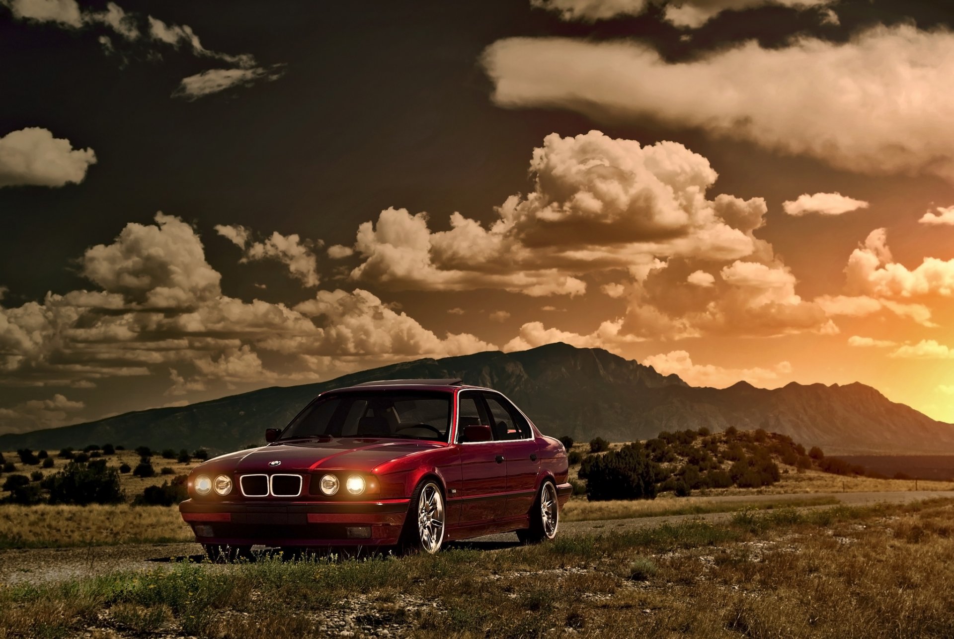 bmw série 5 e34 rouge avant bmw rouge soleil coucher de soleil éblouissement ciel nuages montagnes