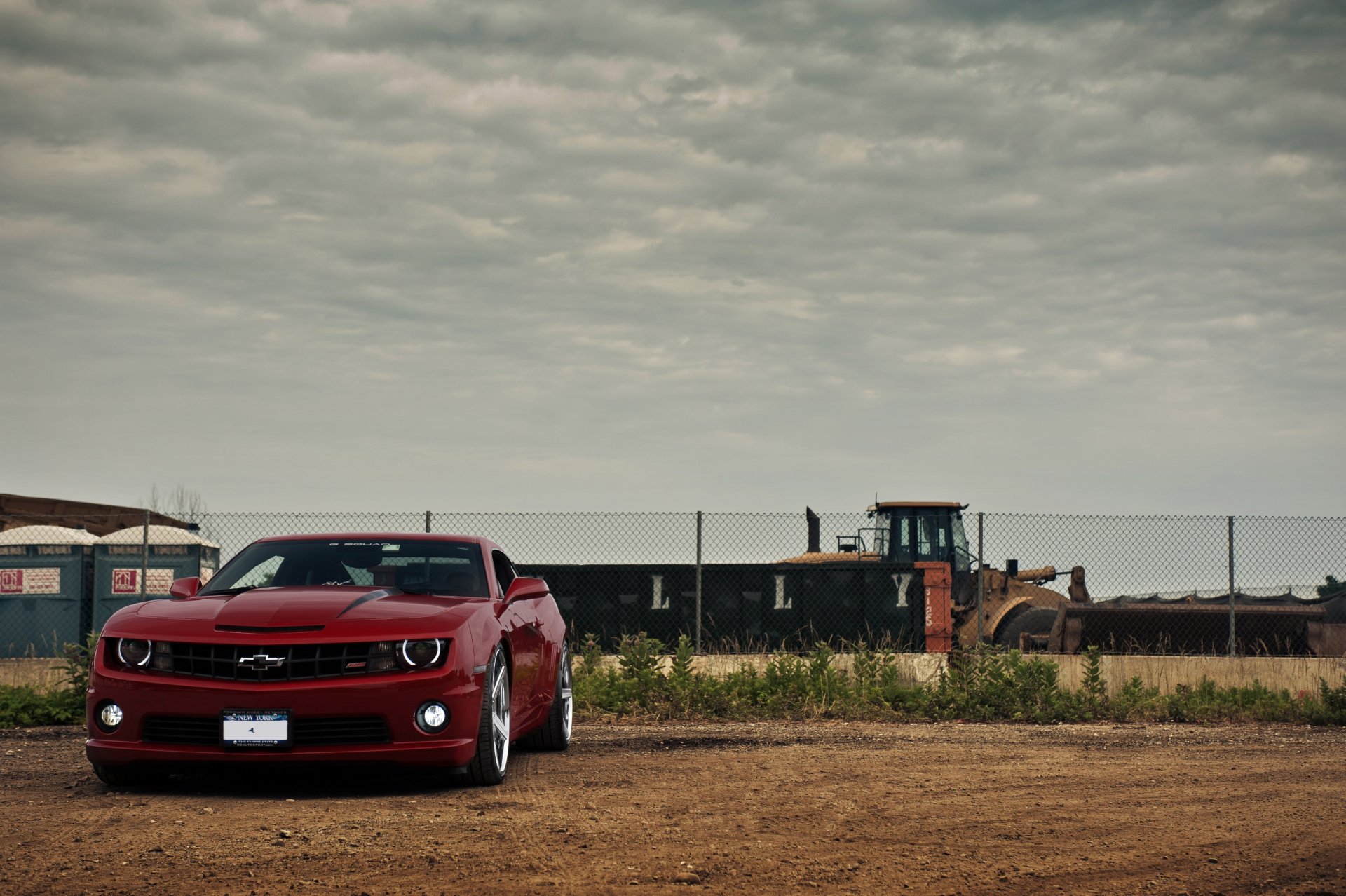 chevrolet camaro ss красные шевроле камаро сс красный вид спереди ограждение бульдозер небо тучи