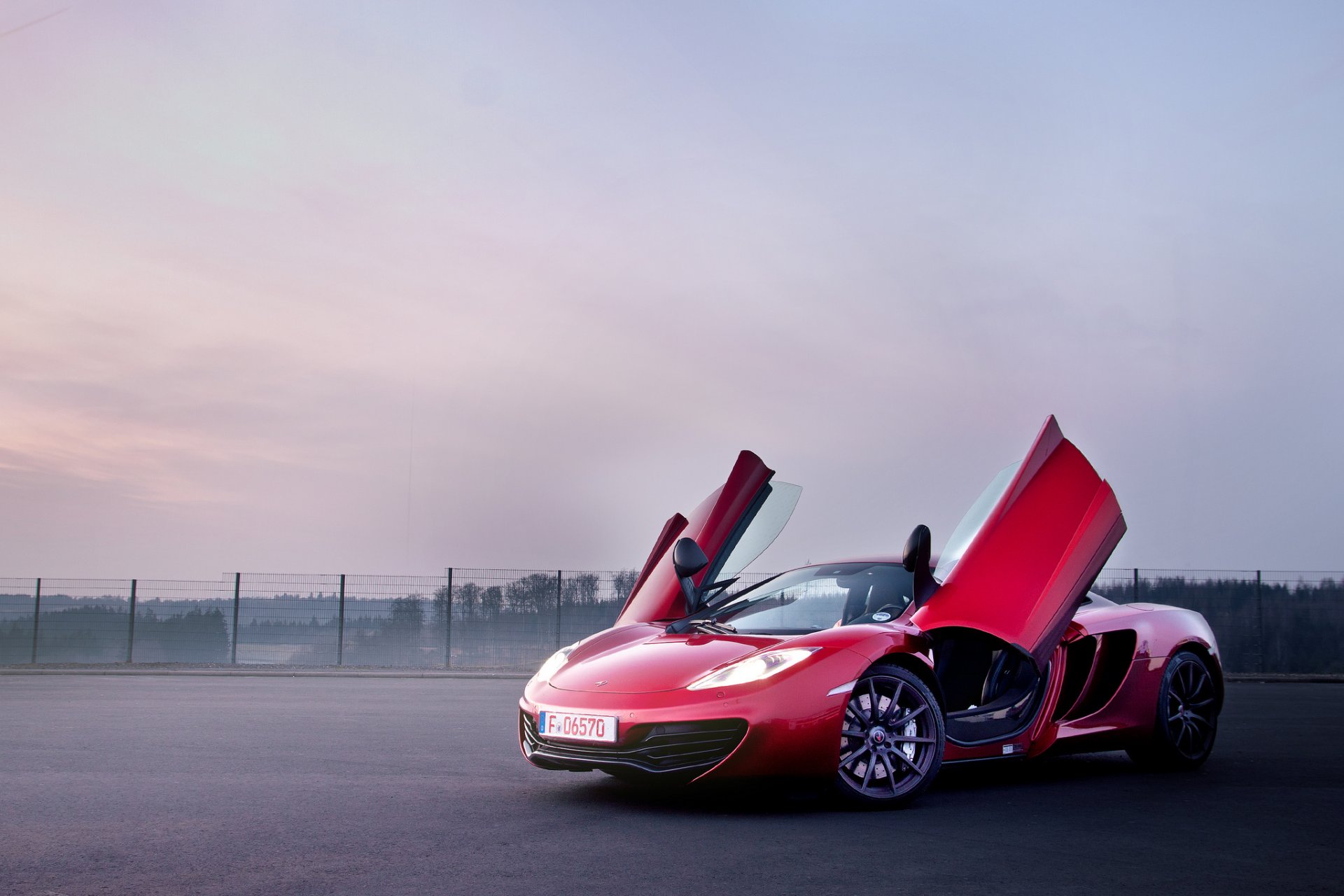 mclaren mp4-12c czerwony mclaren czerwony supercar otwarte drzwi drzwi motylkowe