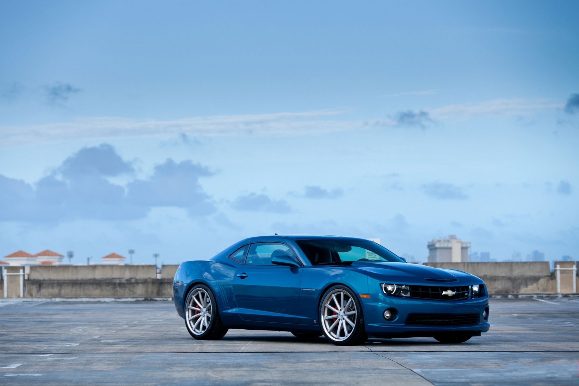 chevrolet camaro ss azul estacionamiento chevrolet camaro ss vista frontal techo