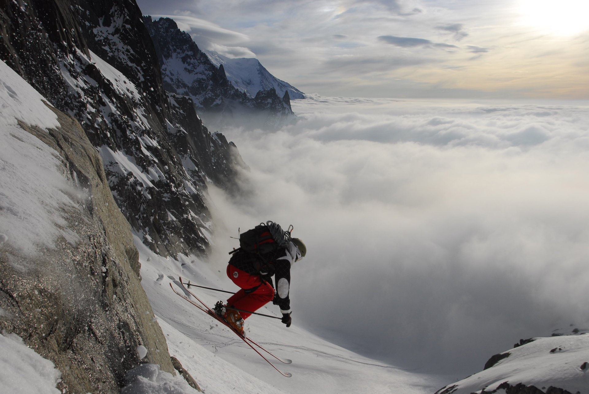 skieur sport ski ciel neige nuages descente montagne