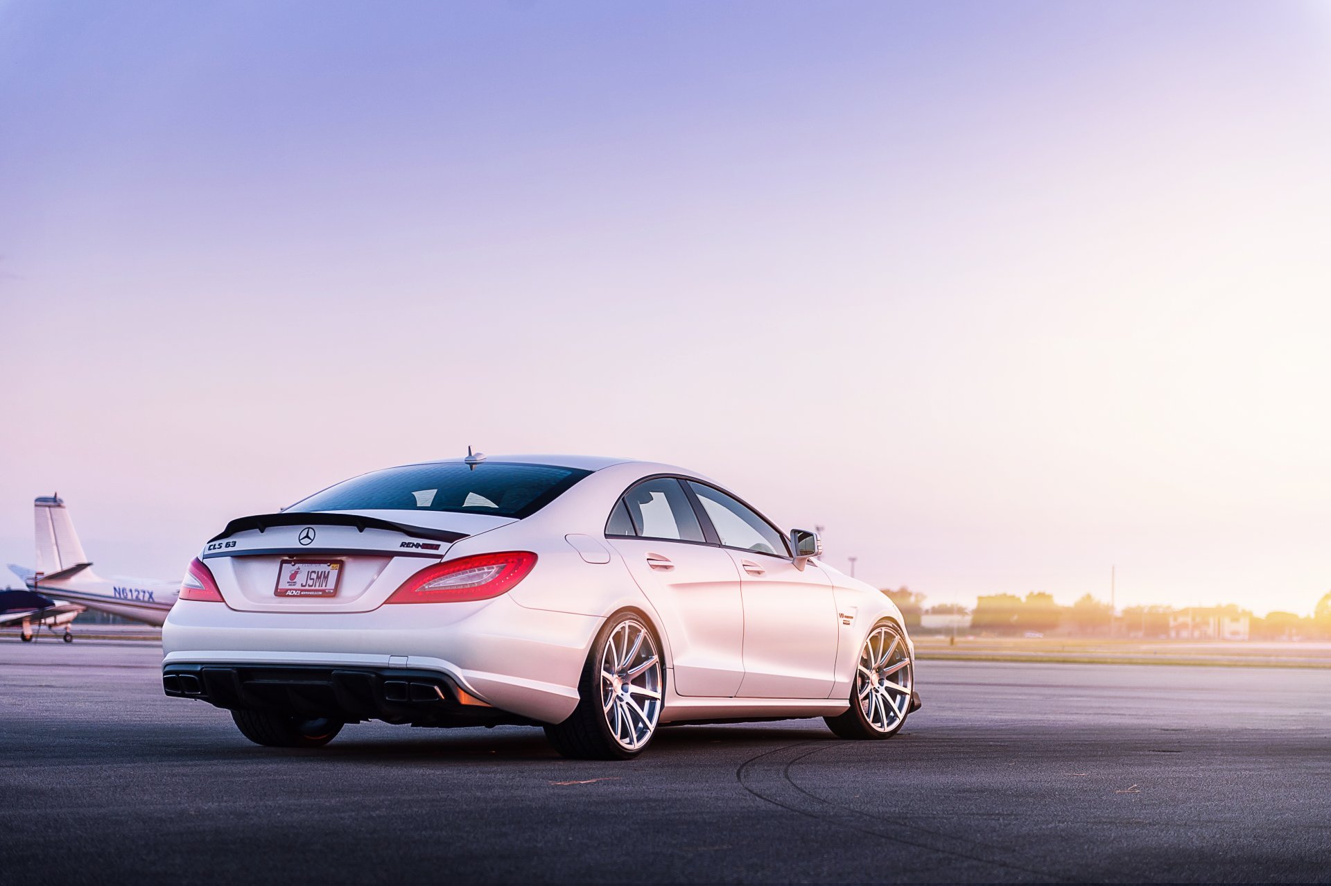 mercedes-benz renntech cls-klasse cls 63 c218 blanc arrière mercedes benz aérodrome avion ciel éblouissement