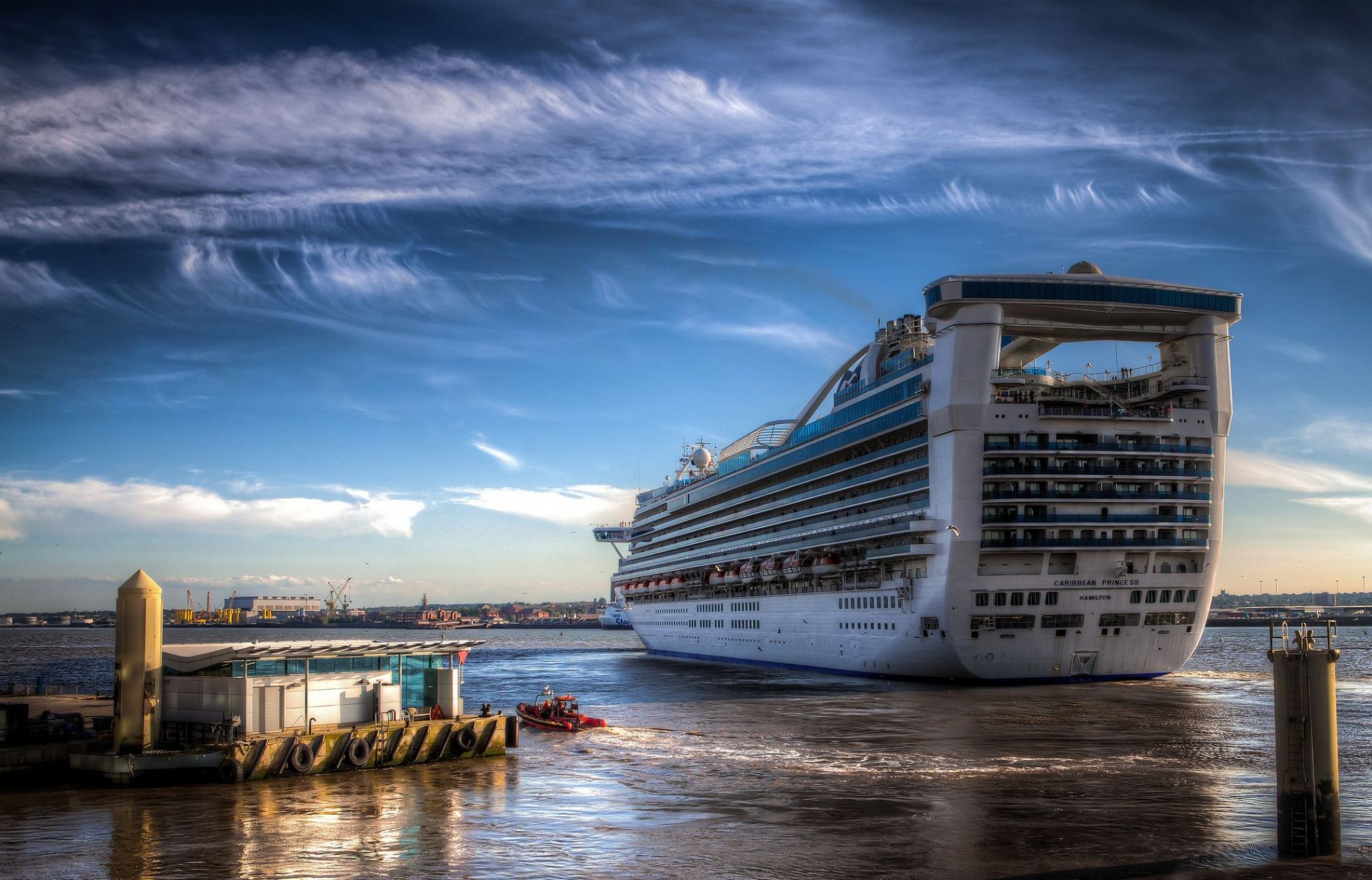 liner barco muelle muelle puerto ciudad paisaje mar océano horizonte cielo nubes