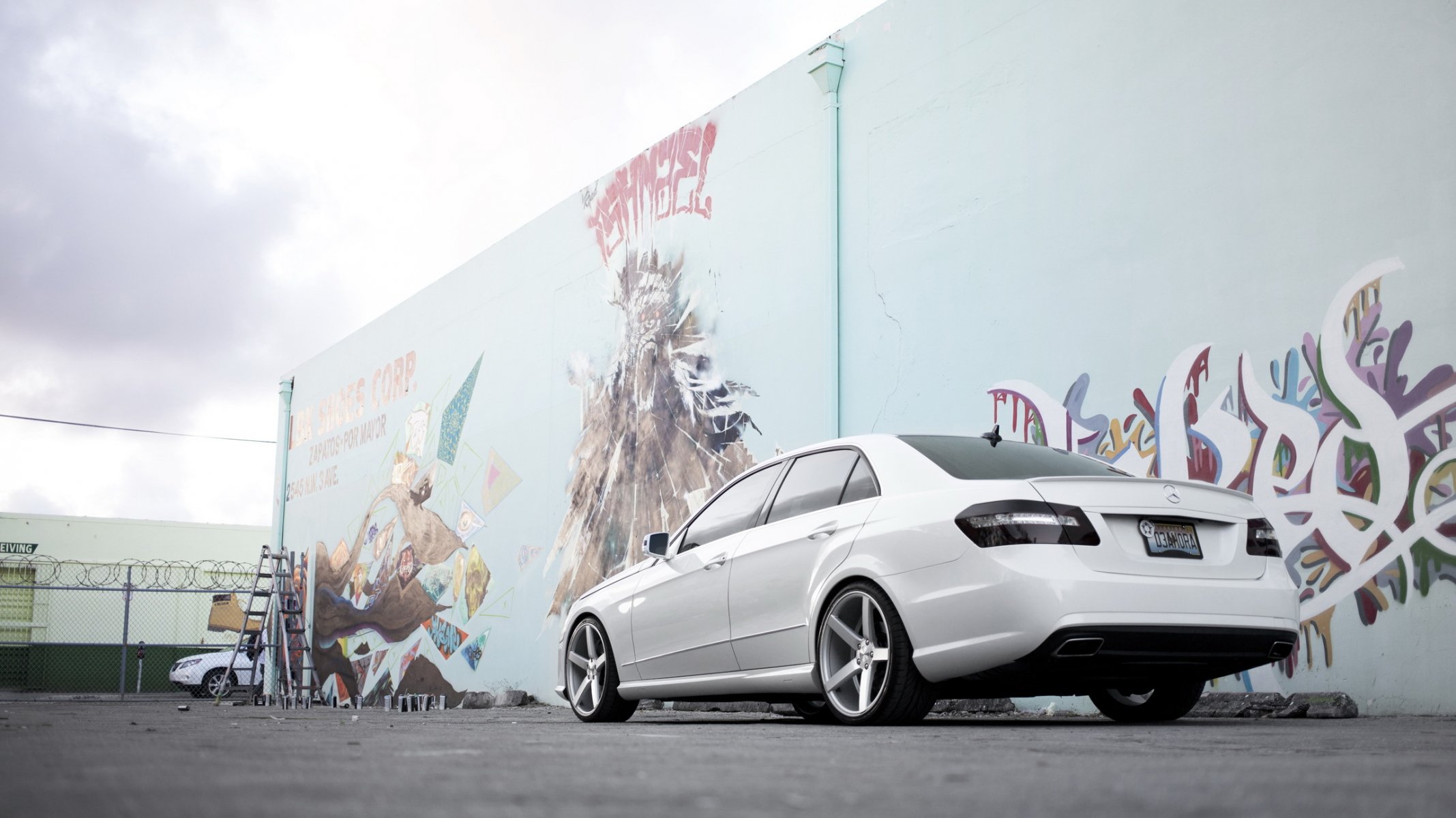 mercedes clase e tuning blanco graffiti trasero