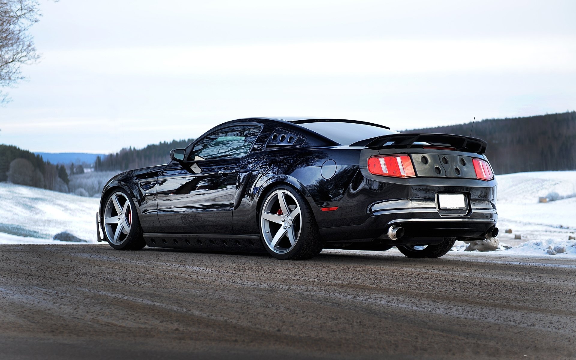 ford mustang czarny tył rury wydechowe droga śnieg