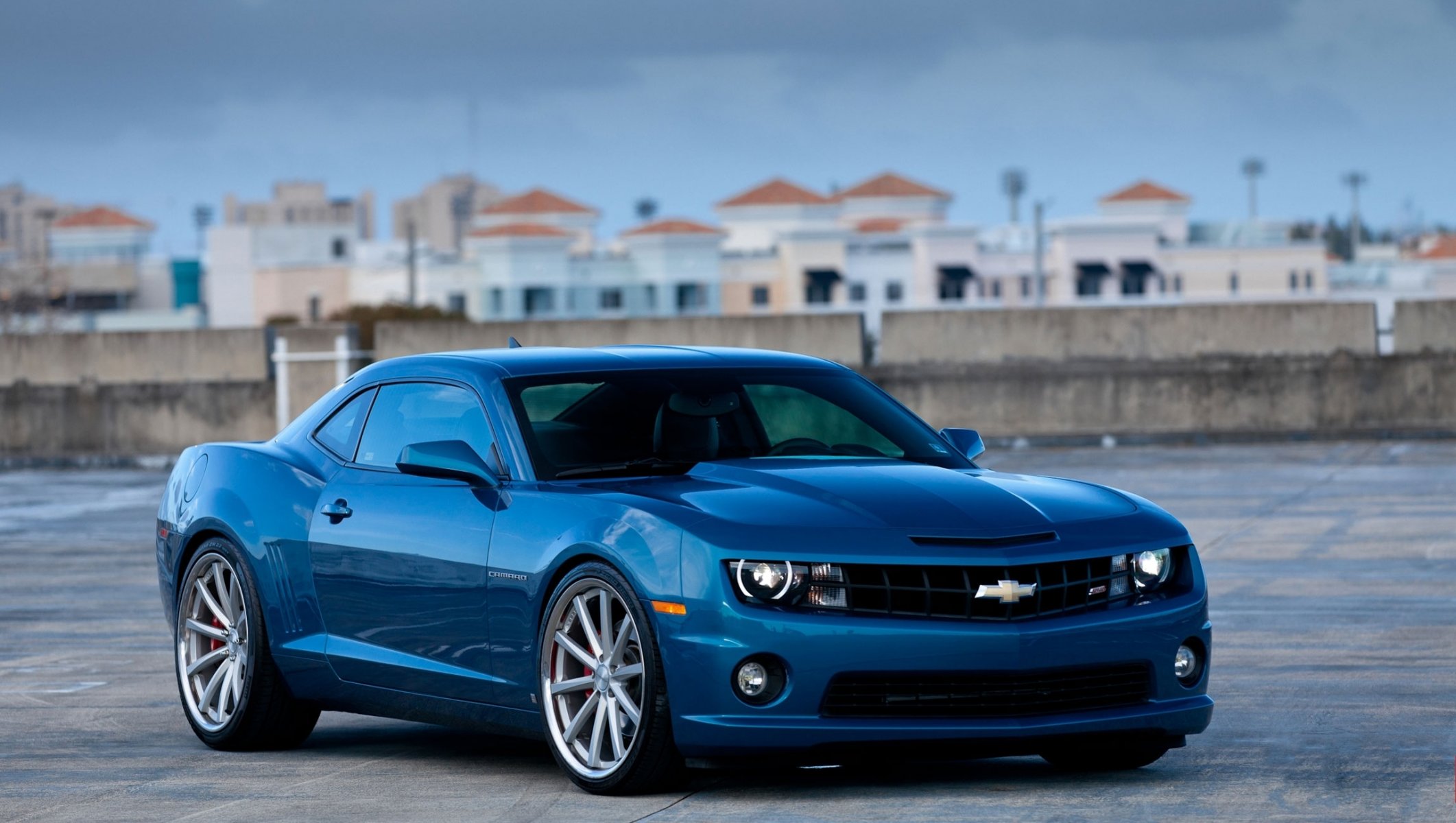 chevrolet camaro ss azul ciudad chevrolet camaro ss vista frontal techo edificios cielo nubes