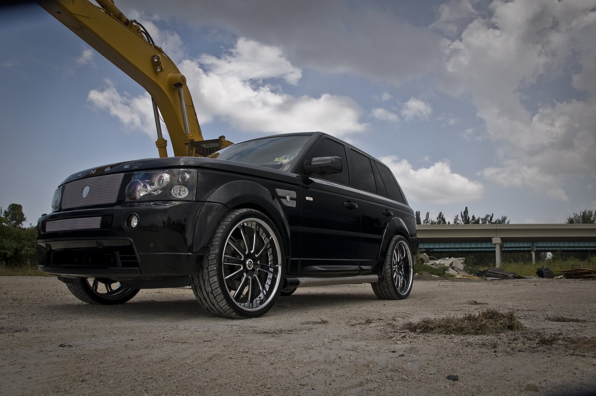 ziemia rover range rover czarny koła tuning land rover range rover przyciemniane rury wydechowe felgi niebo chmury drzewa