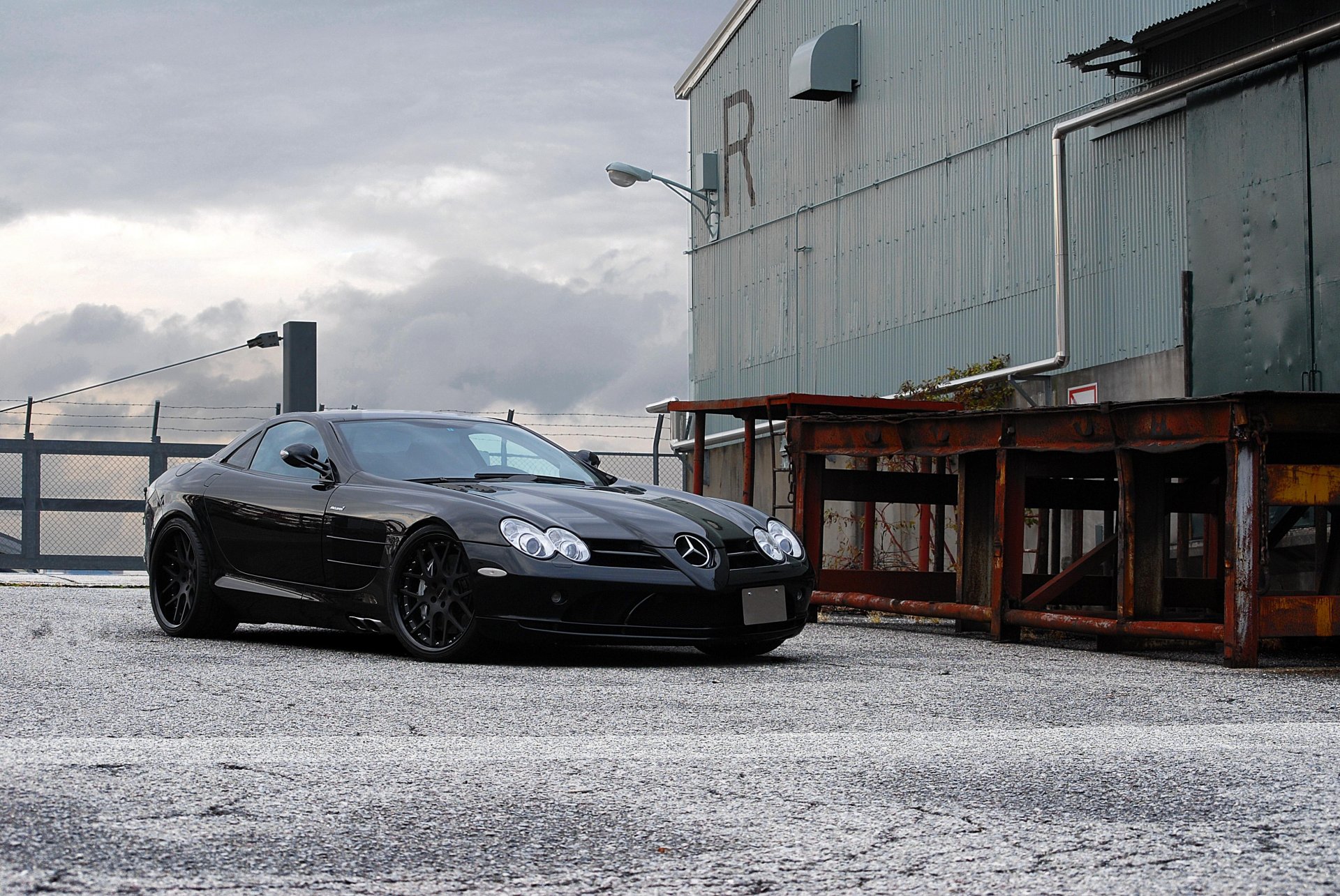 mercedes benz slr mclaren czarny mercedes benz cpr mclaren widok z przodu budynek rampa lampa